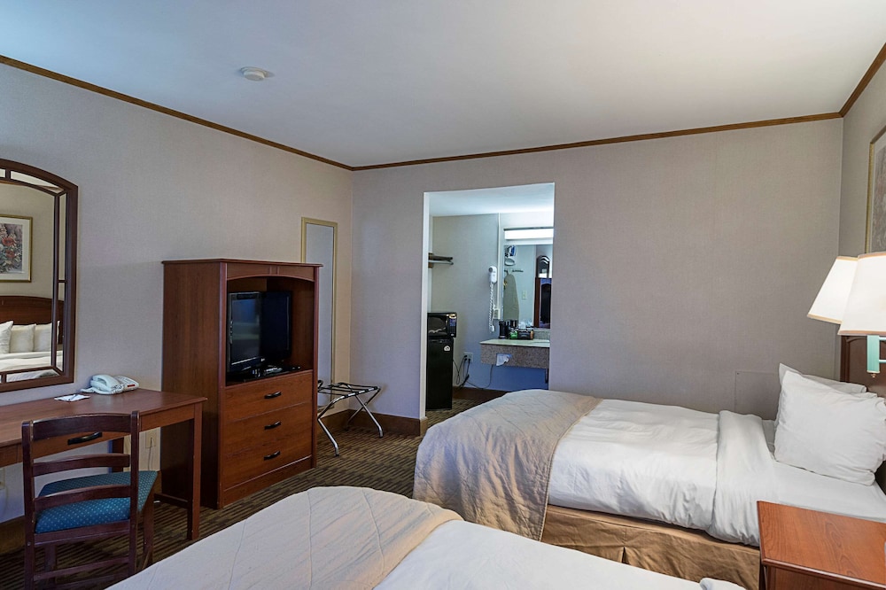Skyways Hotel New Castle, DE 7/27