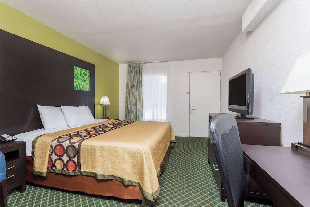 Deluxe, King Bed, Smoking