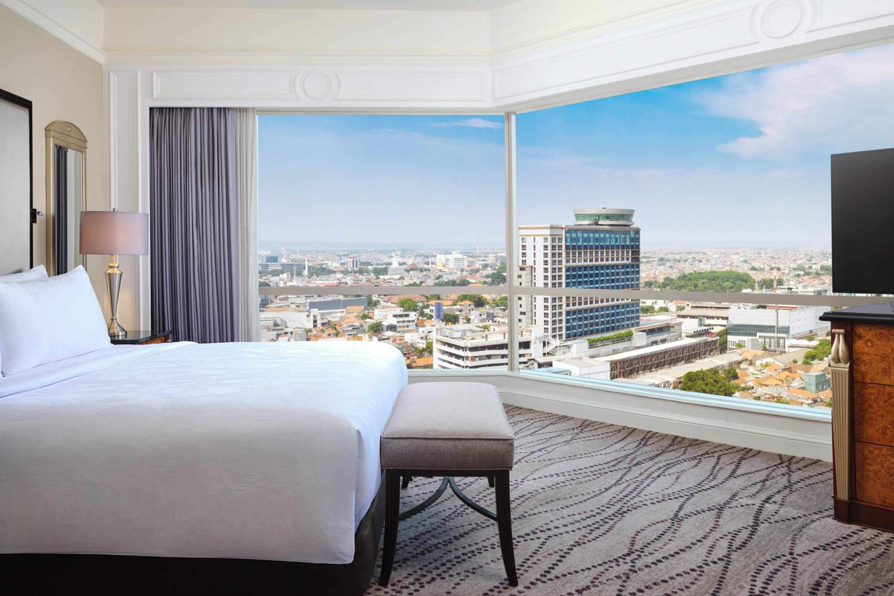 Junior Suite, King Bed, Skyline View, Executive Lounge Access
