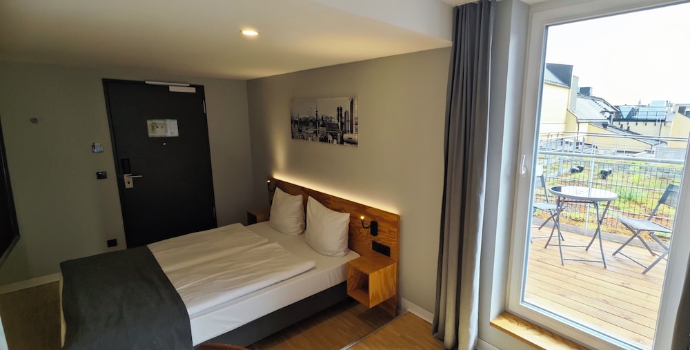 ROOM, QUEEN BED, BALCONY