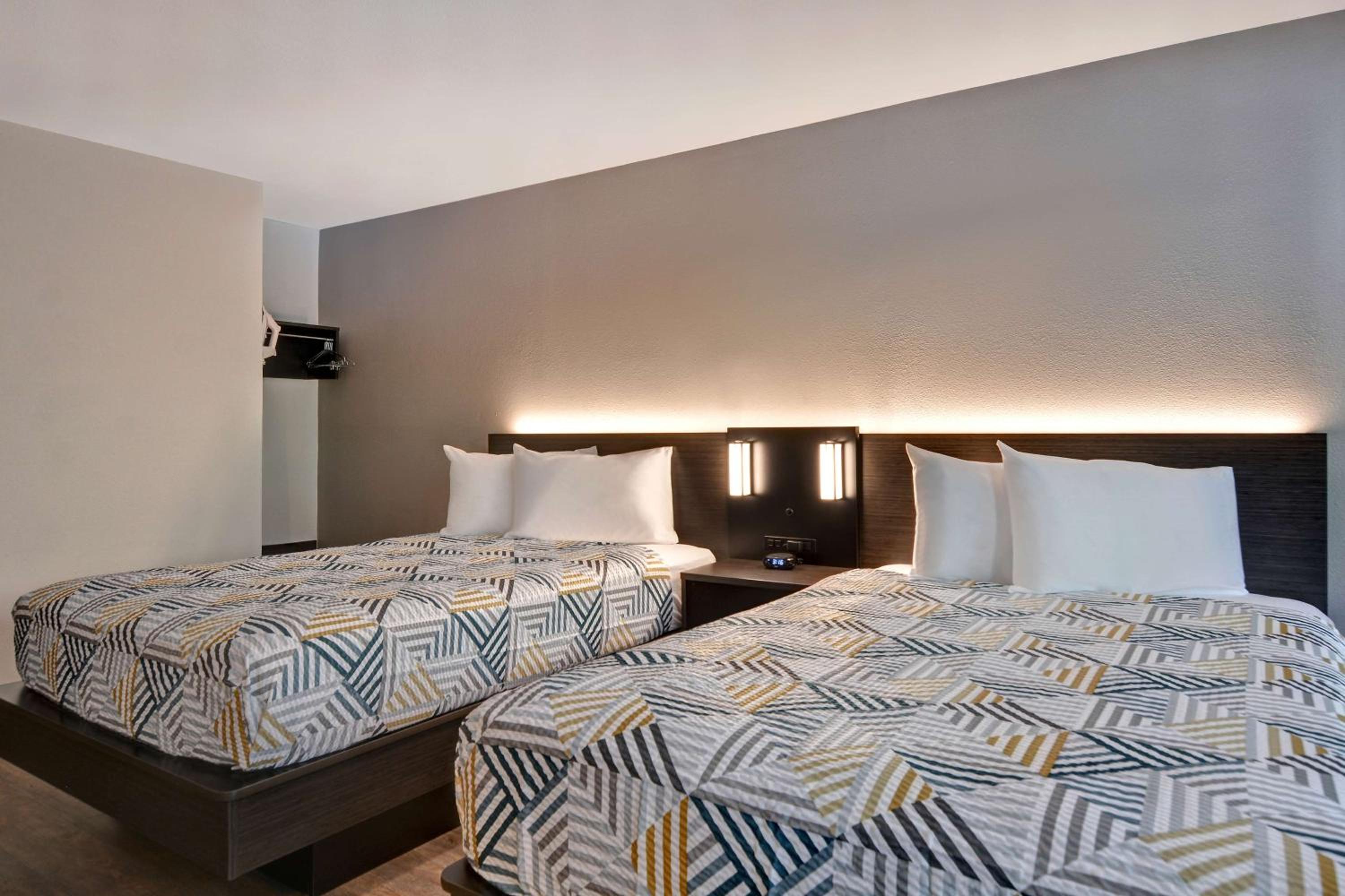 2 Full Beds - Non-Smoking, Kitchen
