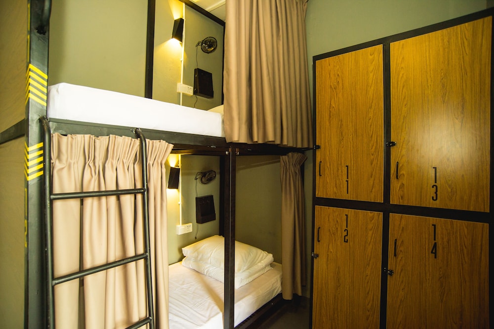 Traveller Bunker Hostel 45/45