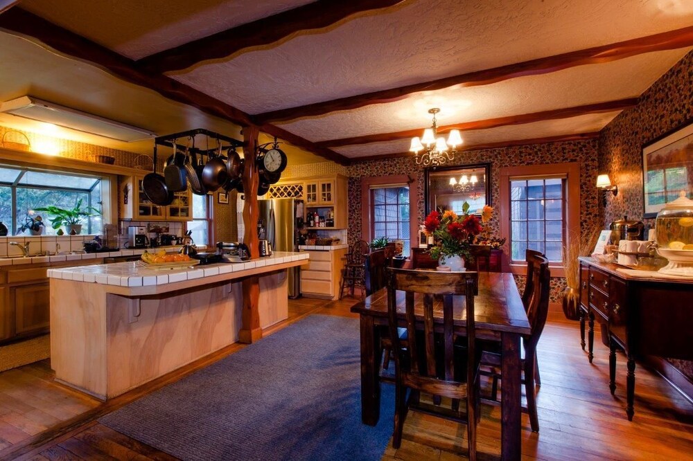 Strawberry Valley Inn 27/38