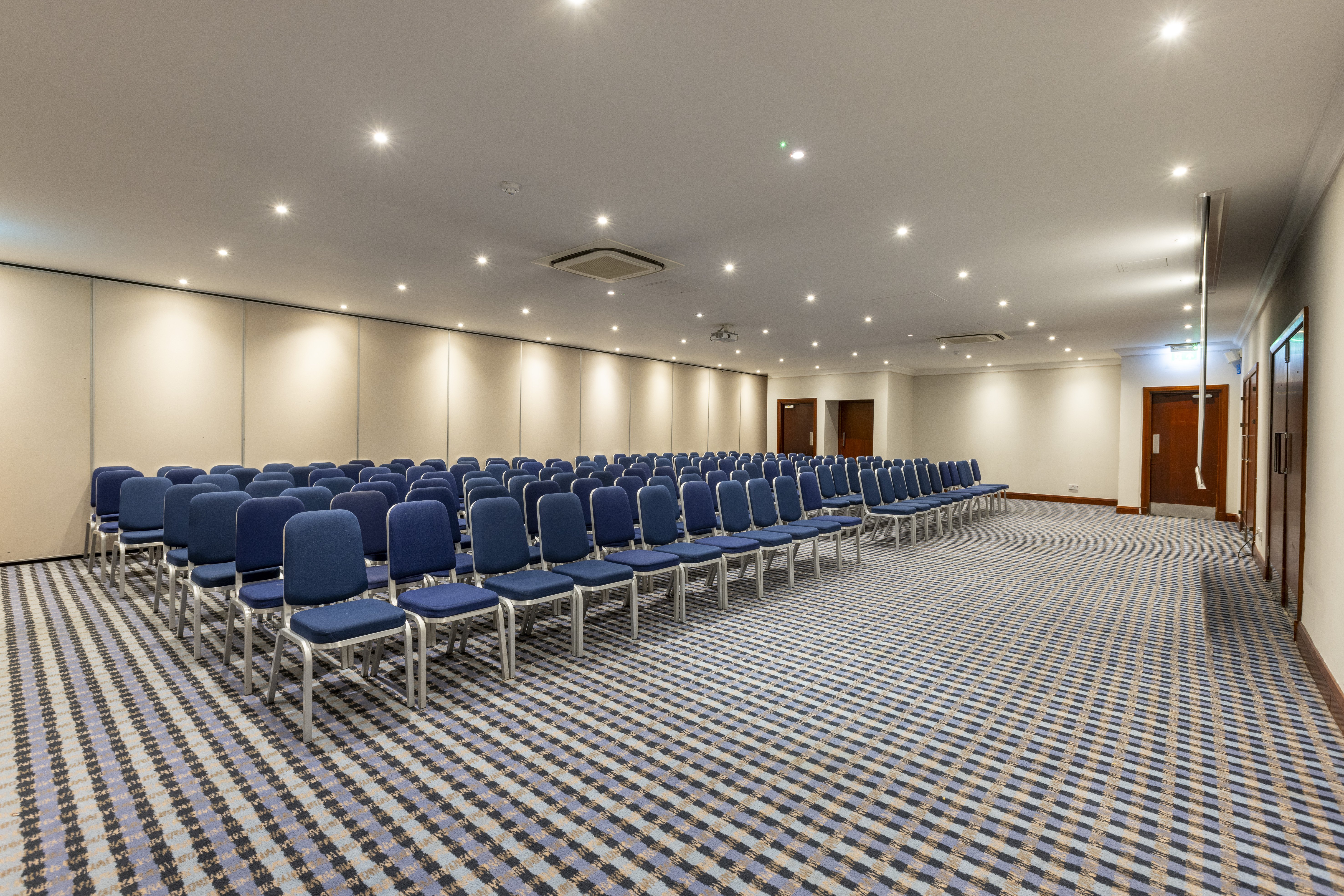 HOLIDAY INN GLASGOW AIRPORT 76/80