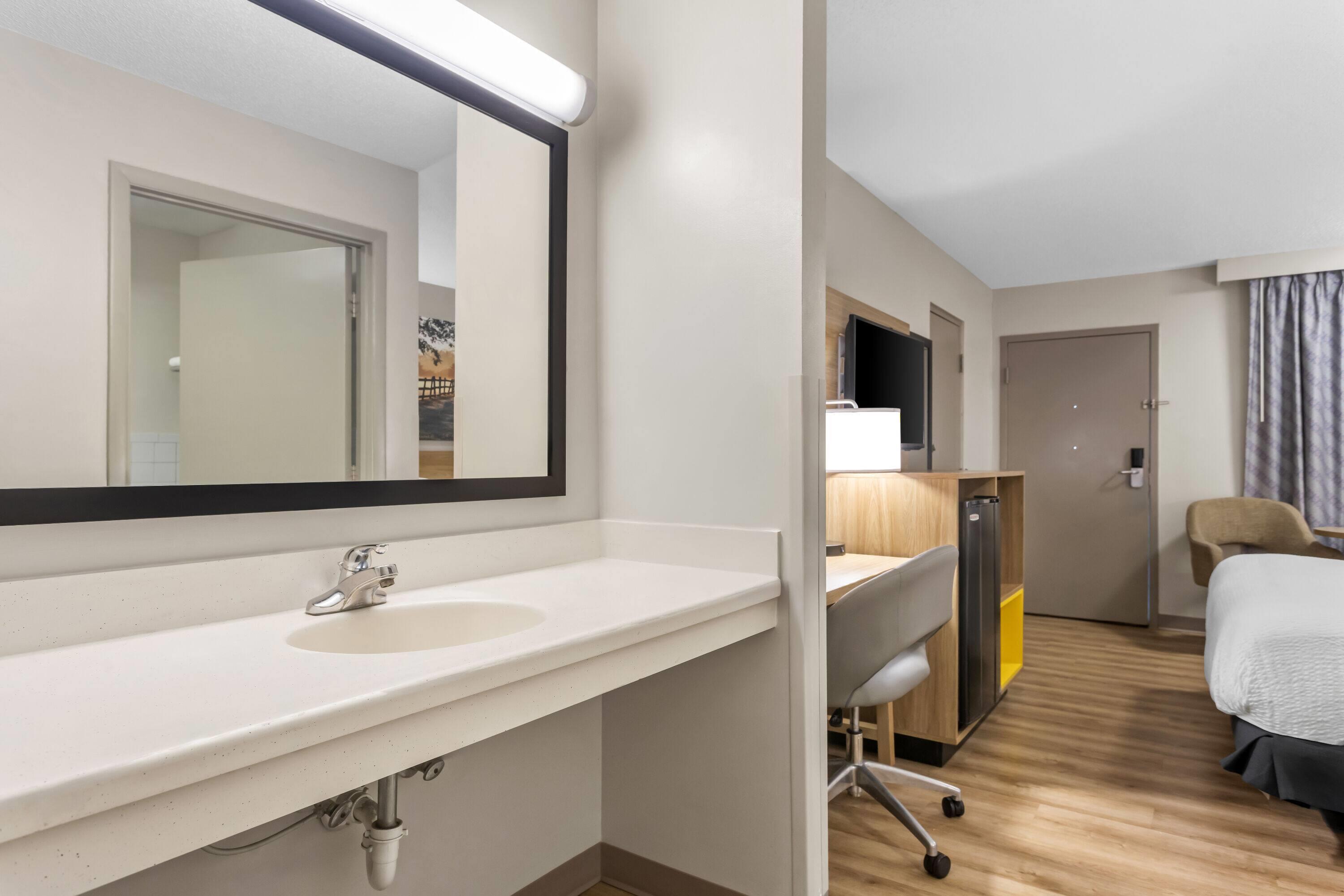 غرفة بسرير كينج، Days Inn by Wyndham Valdosta I-75 9/9