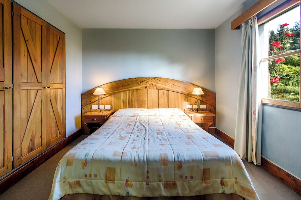 شقة كومفورت بسرير كوين وسريرين منفصلين بإطلالة على المتنزه بشرفة بغرفتي نوم مع أريكة