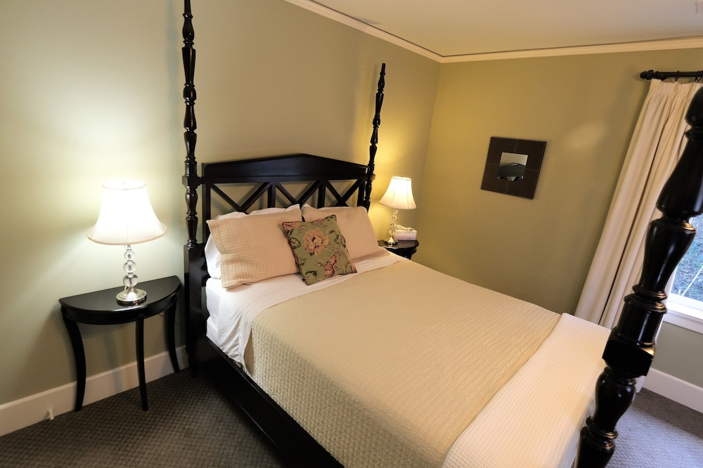 Tree House, Queen Bed