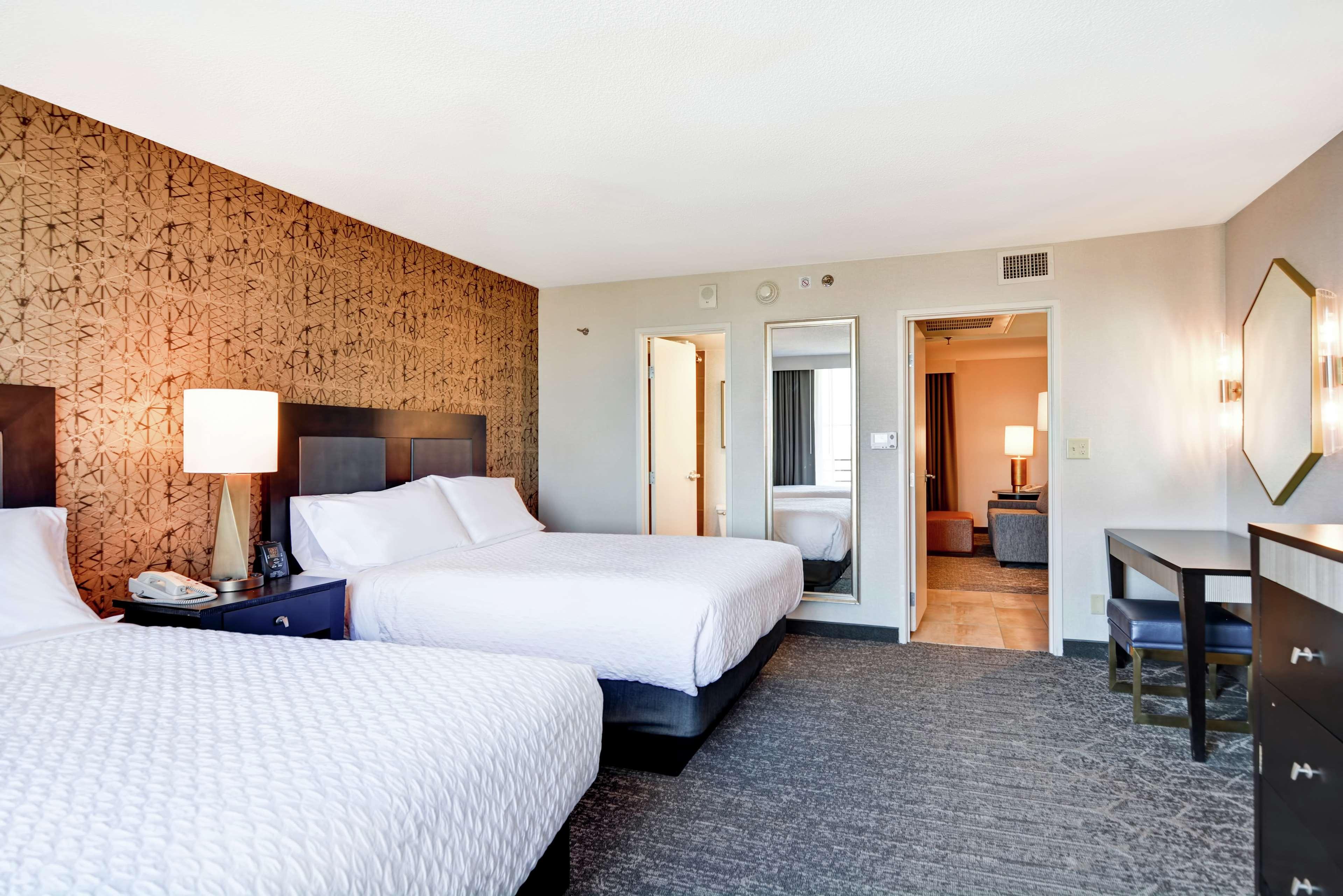 1 BEDROOM, 2 ROOMS, SUITE, 2 QUEEN BEDS, SOFA