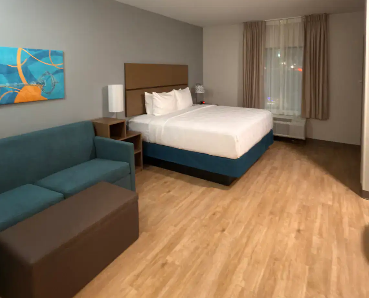 Suite, King Bed 2/5
