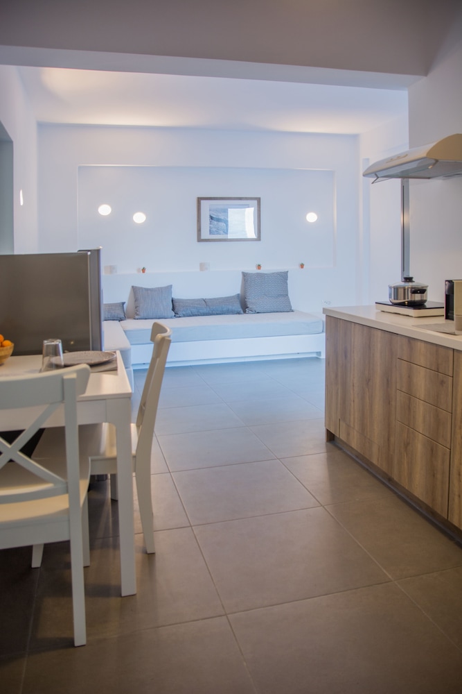 Amphitrite Suites Santorini 56/68