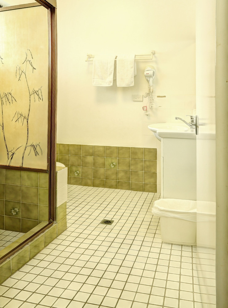 CALICO COURT MOTEL 13/15