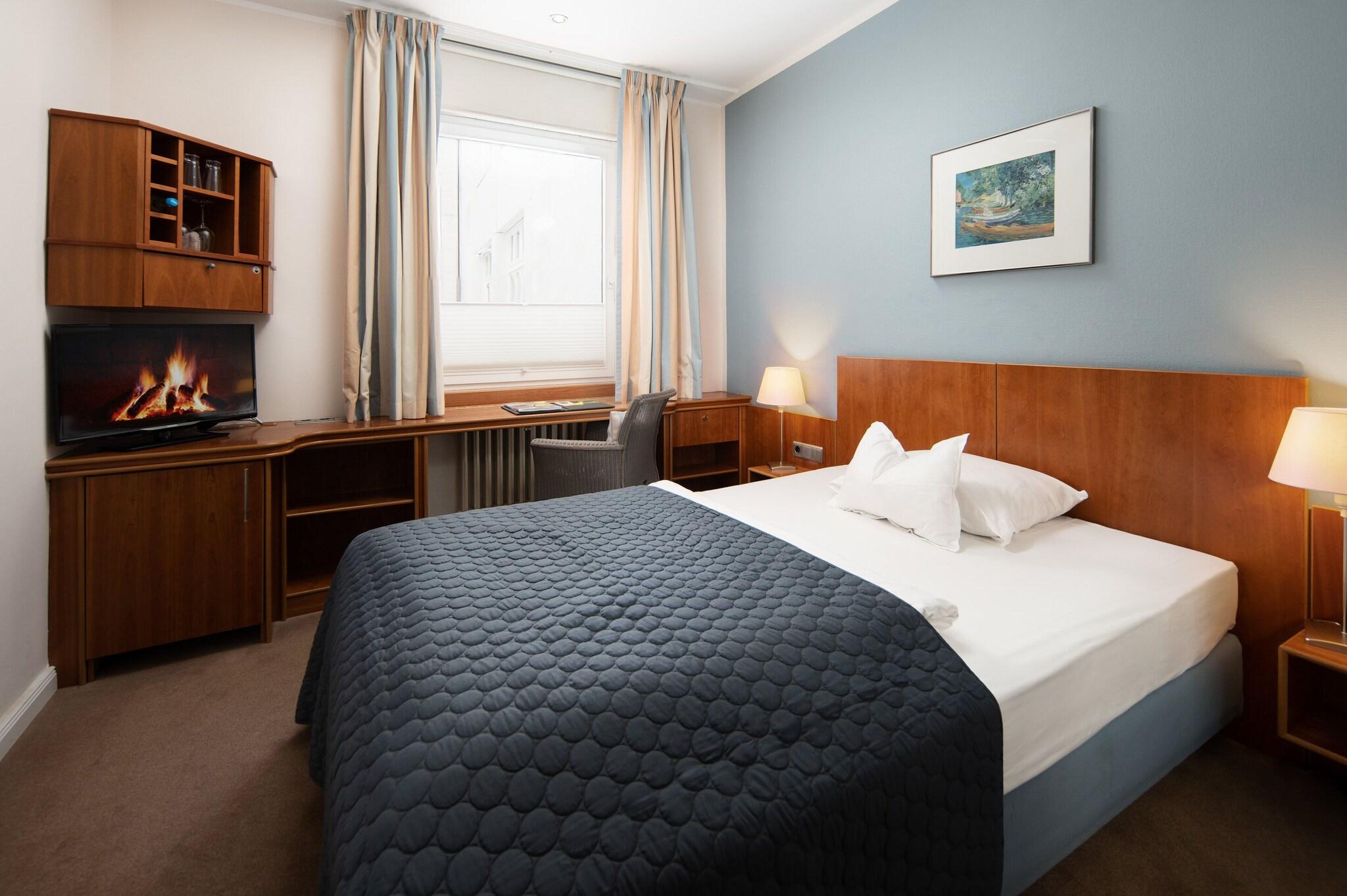 غرفة بسرير كوين