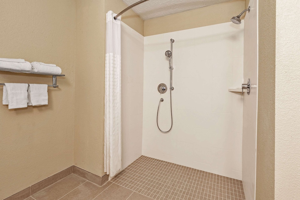 Comfort Inn Whitehall Near Michigan s Adventure 22/36