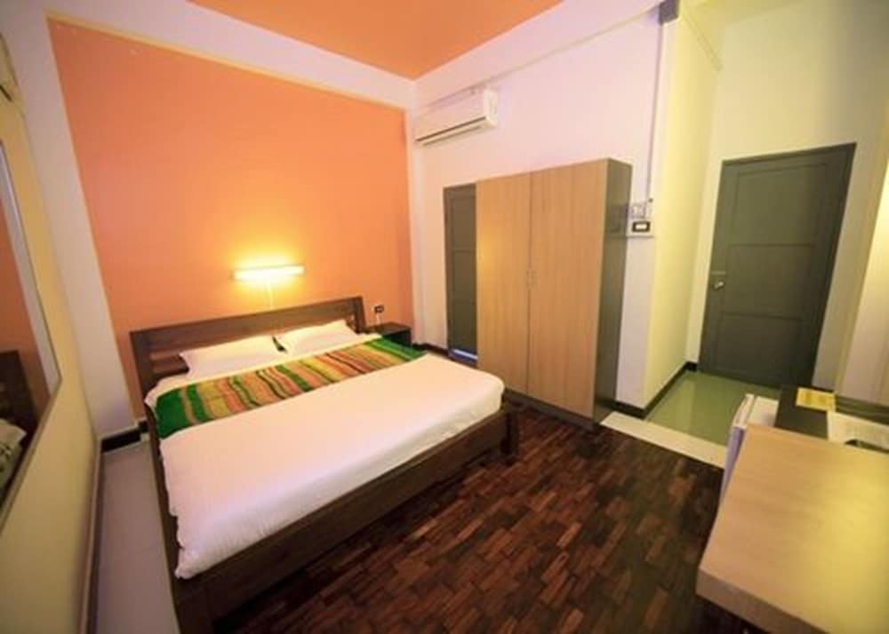 iHouse hotel 12/36