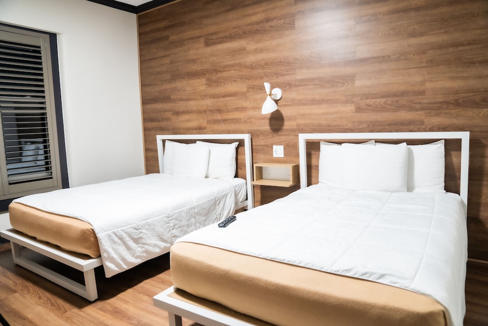 STANDARD, 2 DOUBLE BEDS, PRIVATE BATHROOM
