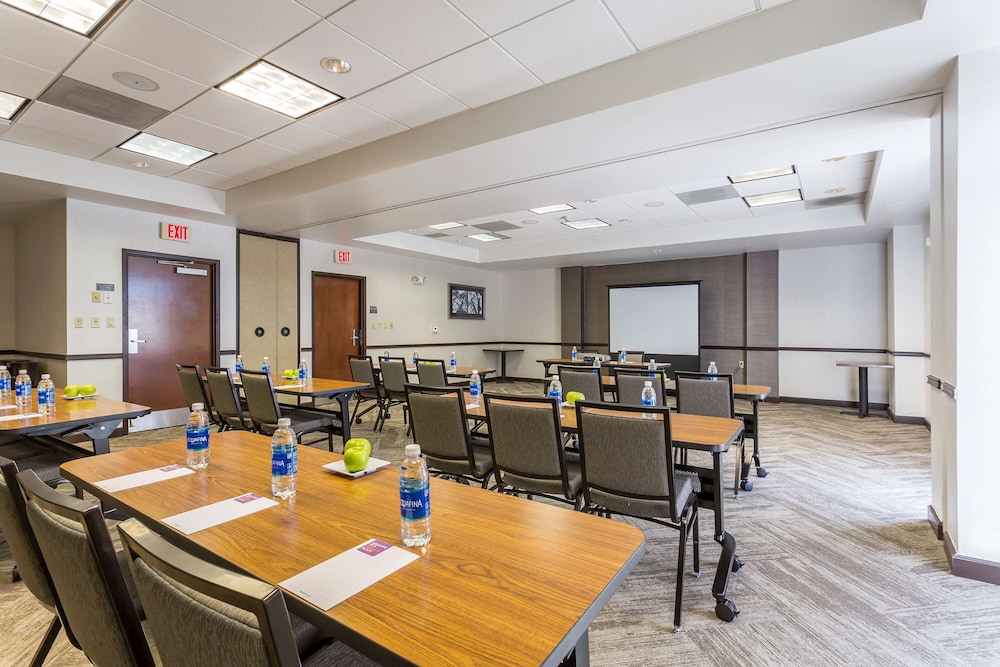 Hyatt Place Milford/New Haven 48/50
