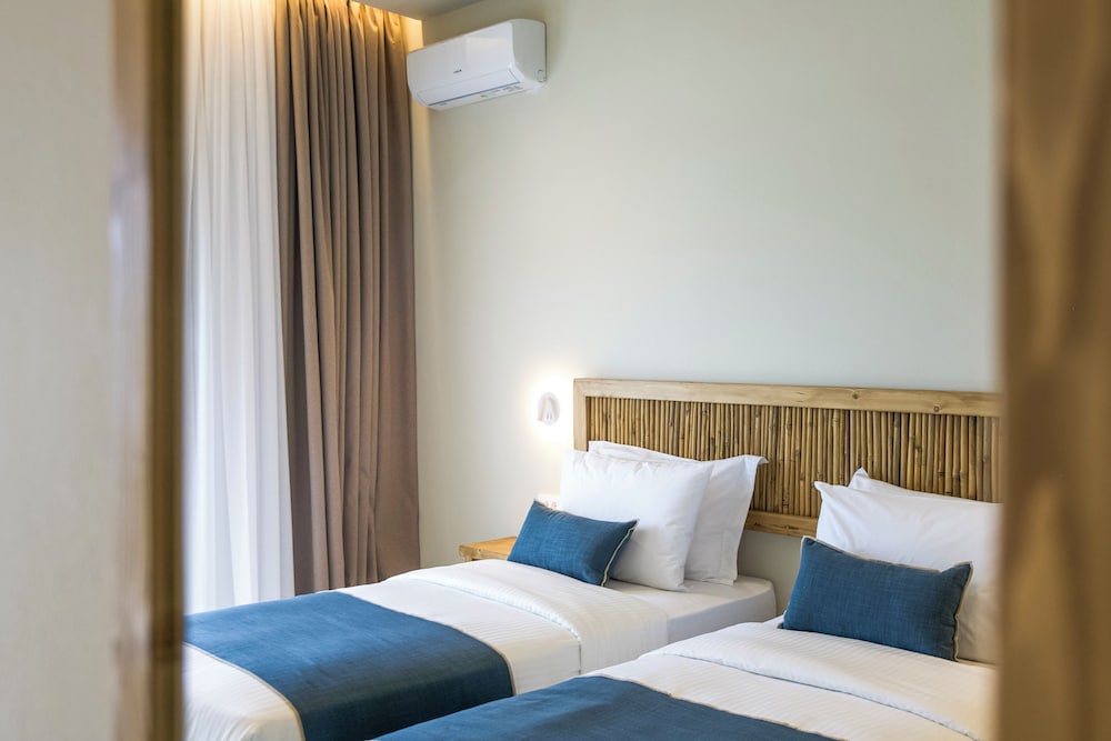 غرفة قياسية بسريرين منفصلين بإطلالة على البحر بشرفة، Pandrossos Hotel 4/10