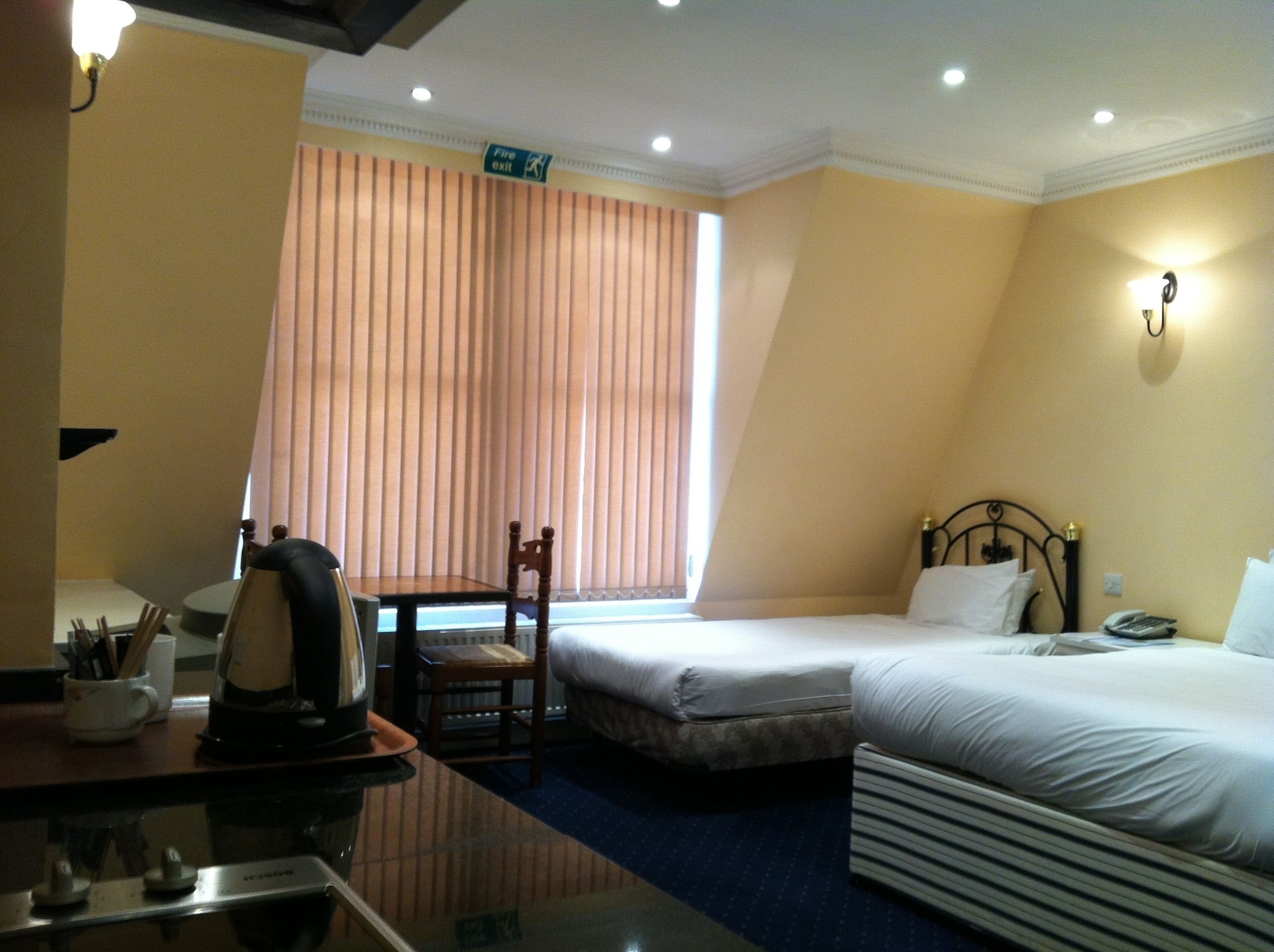 ROOM, QUADRUPLE