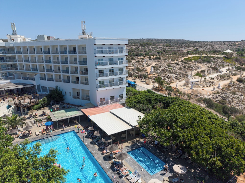Marina Hotel 9/68
