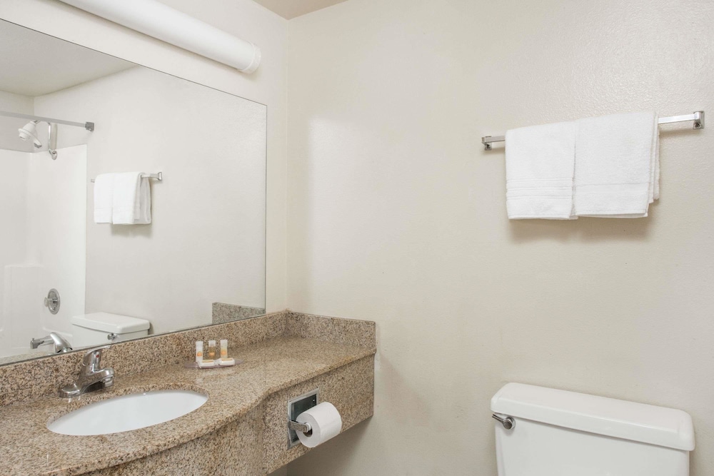 Days Hotel By Wyndham Peoria Glendale Area 9/24