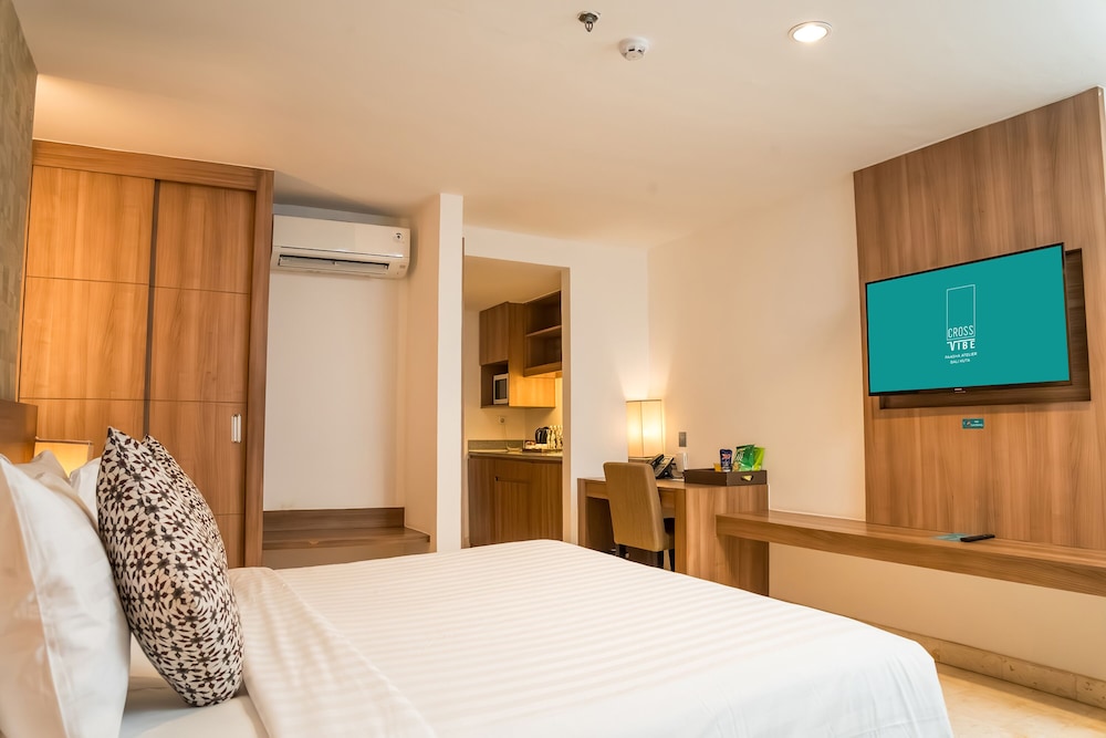 POOL, DELUXE, SUITE
