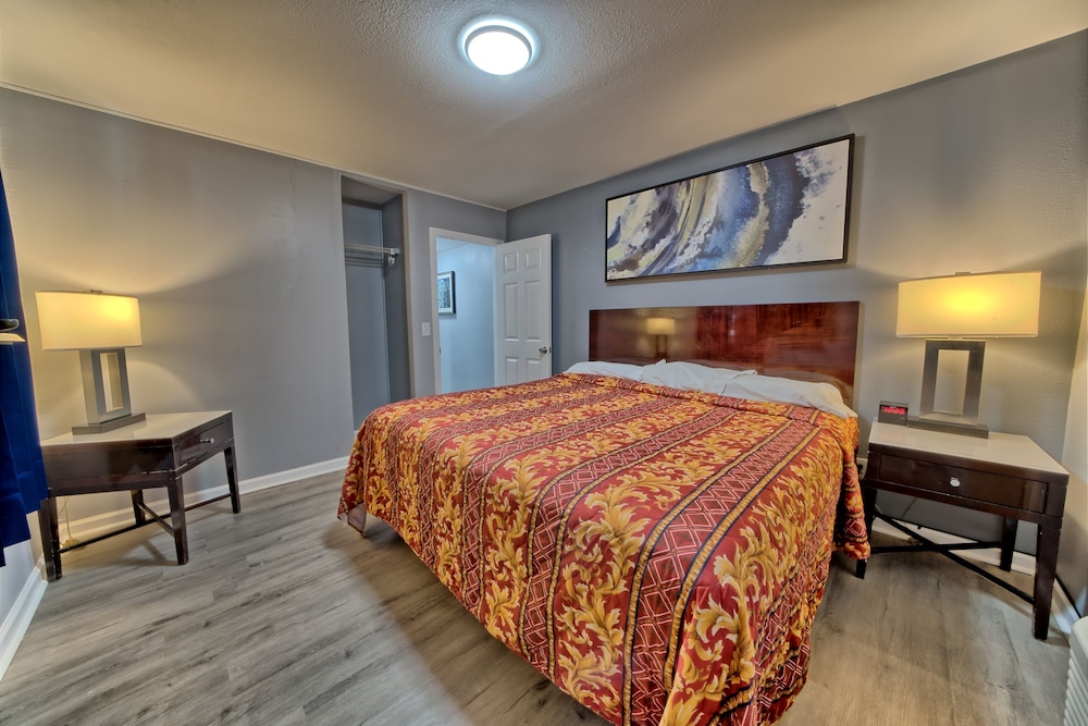 ROOM, KING BED