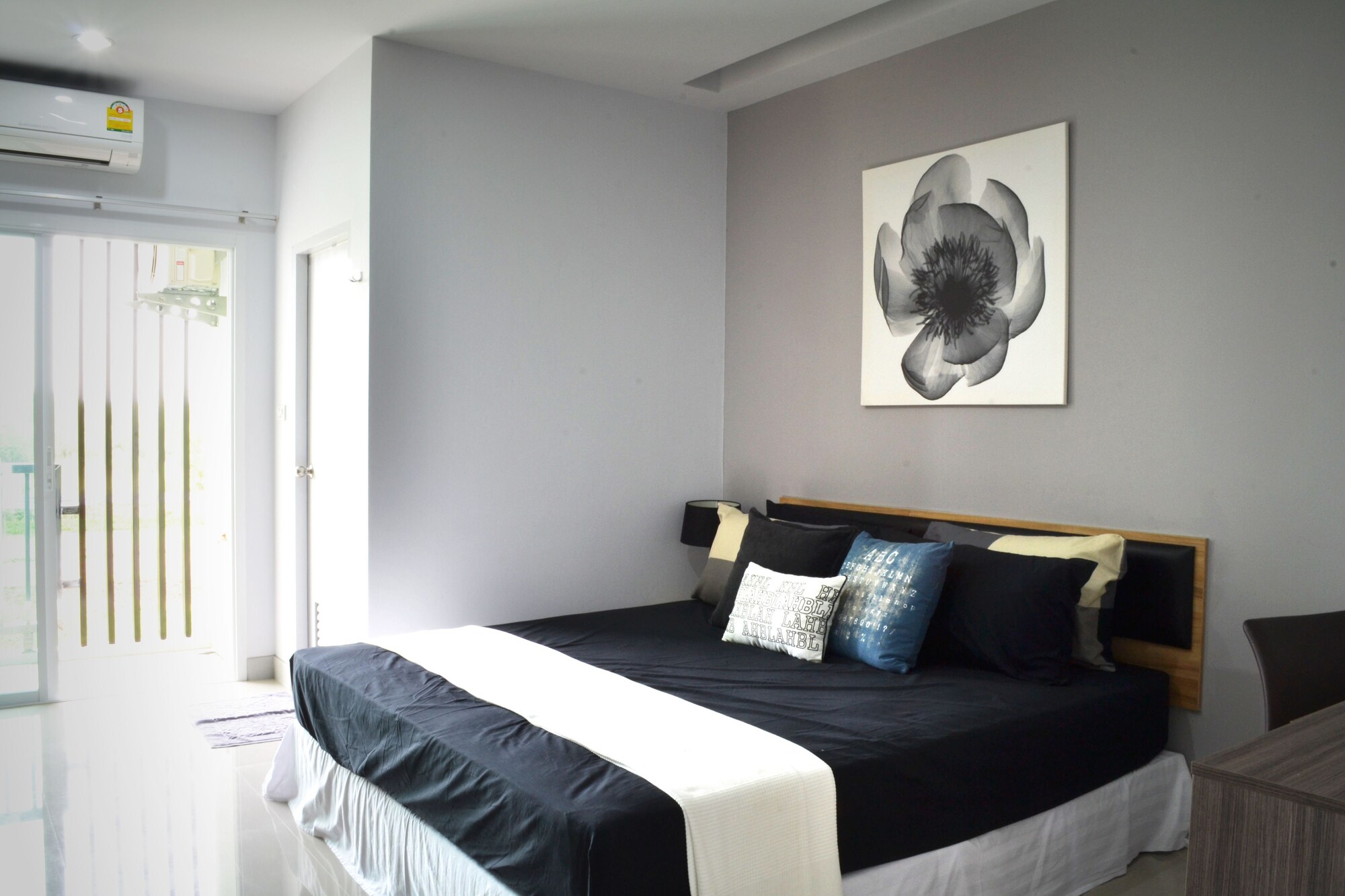 SUPERIOR, STUDIO, KING BED