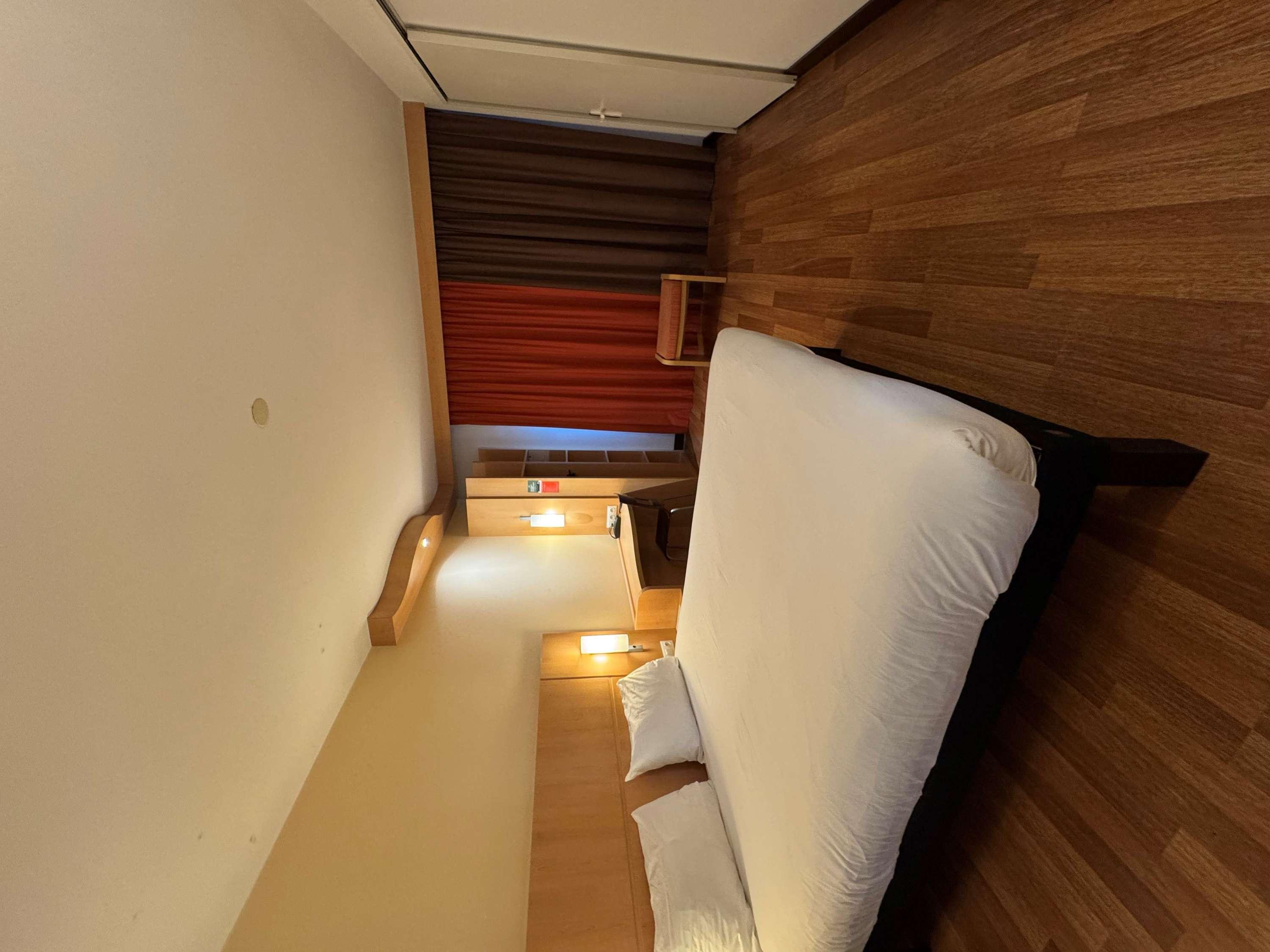 غرفة بسرير مزدوج لذوي الإعاقة