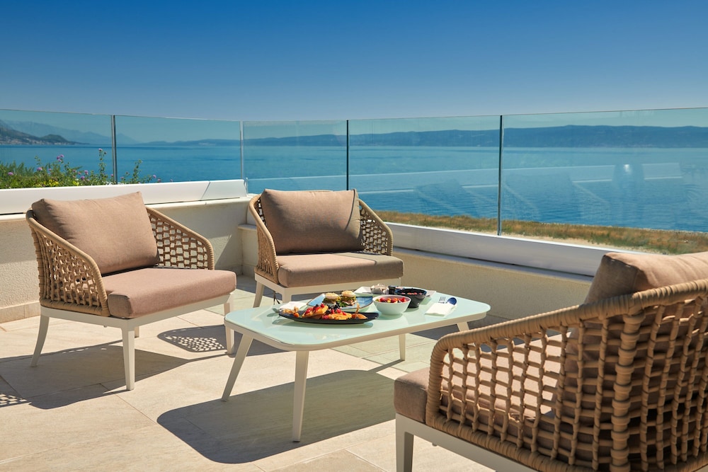 Amphora Hotel 58/80