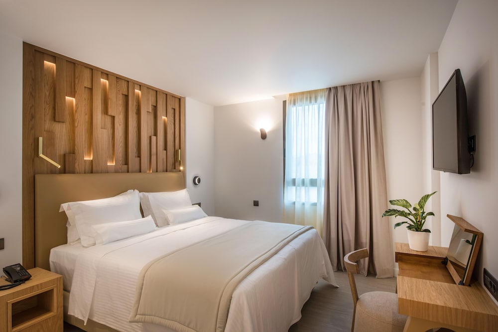 Deluxe, King Bed