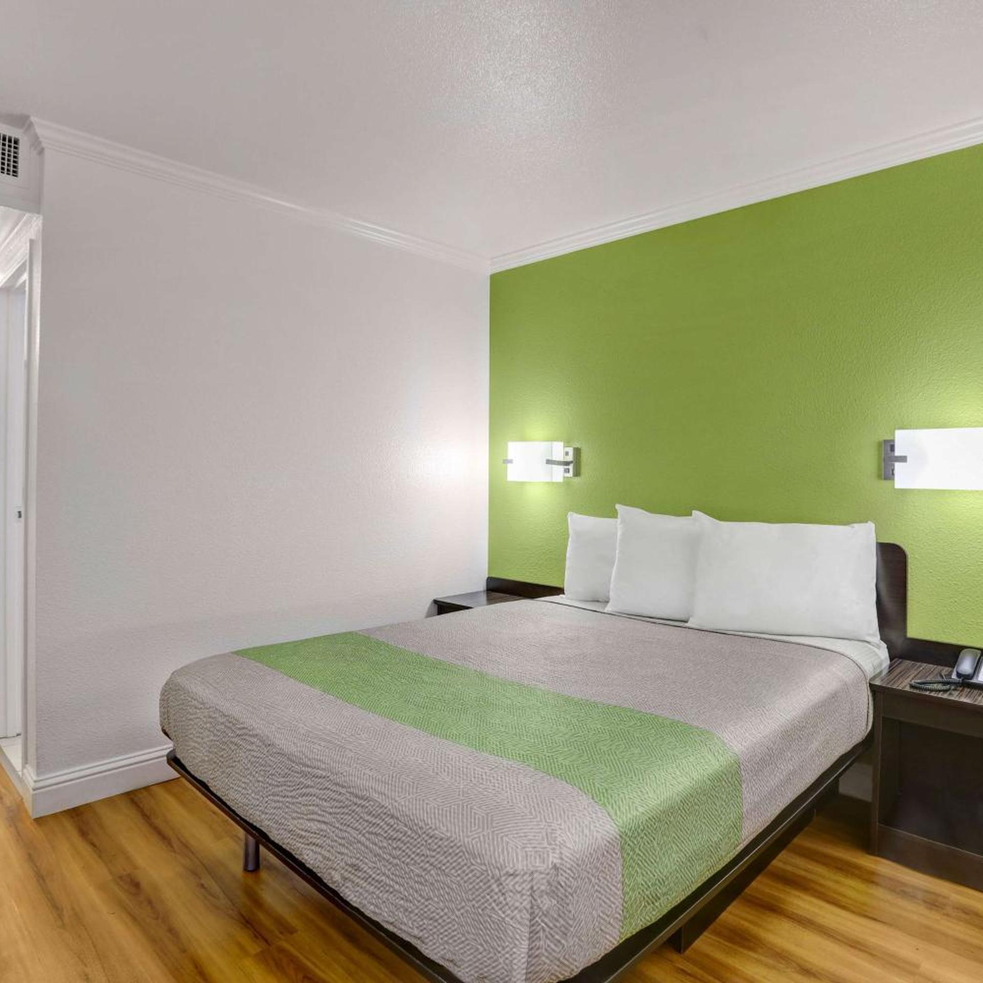غرفة بسرير كوين للمدخنين، Motel6 King City, CA 5/10