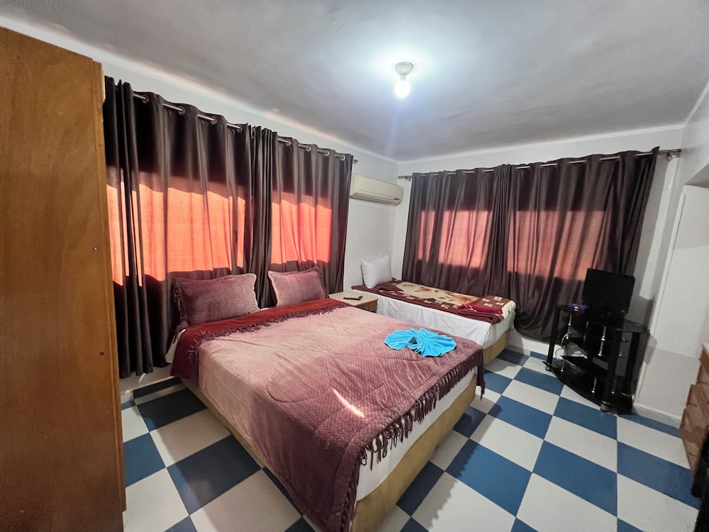 DELUXE, DOUBLE OR TWIN BED