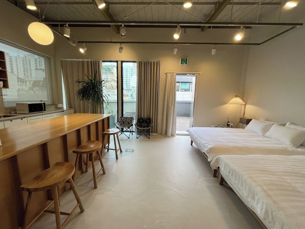 EAST, SUITE, TERRACE