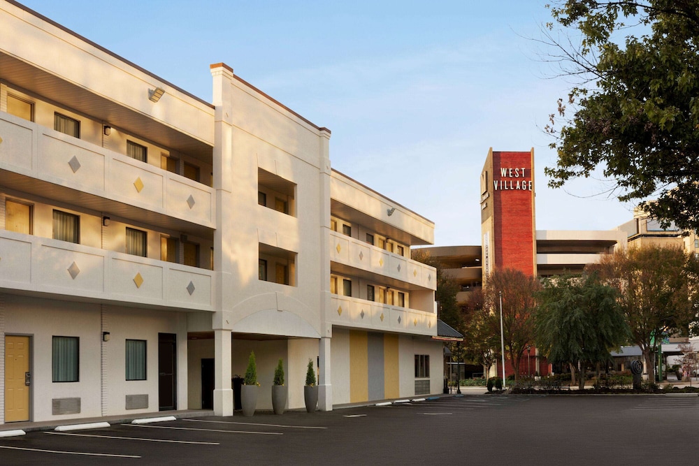 Hotel Bo, a Days Inn by Wyndham Chattanooga Downtown 5/48