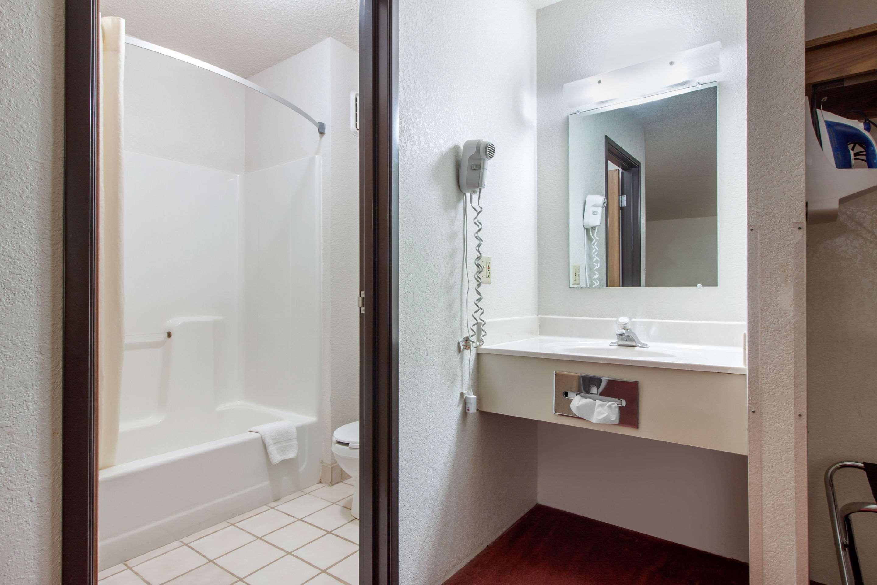 Suite, 1 Queen and 2 King Beds