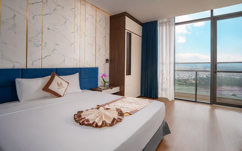 Premium, Queen Bed, Partial Ocean View, Balcony