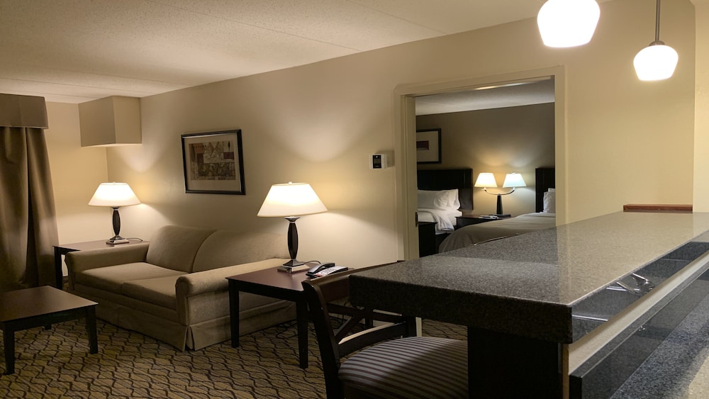 Holiday Inn Express Suites Milford 36/50