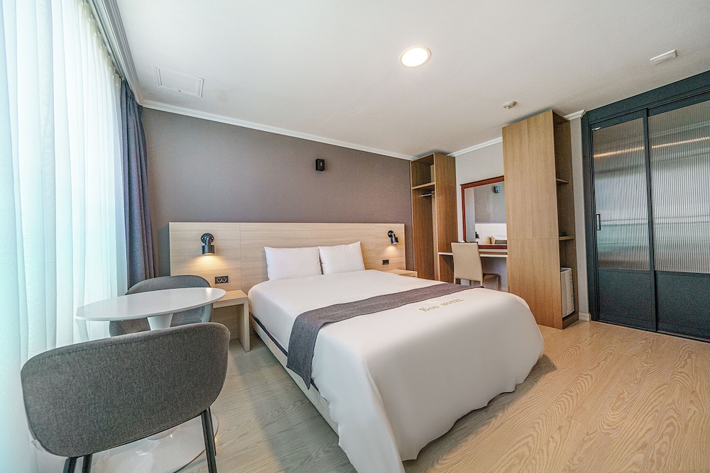 ECONOMY, QUEEN BED