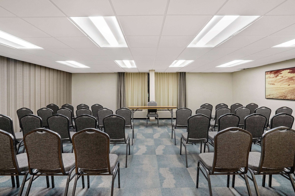 La Quinta Inn And Suites By Wyndham Columbus Ms 20/29