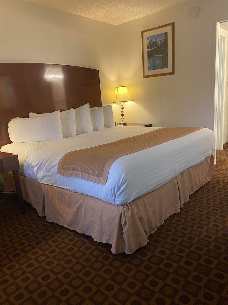 Ramada by Wyndham Medicine Hat 17/75