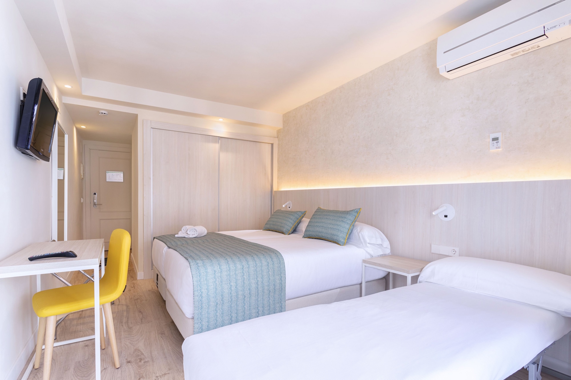 ROOM, DOUBLE BED, PARTIAL SEA VIEW, BALCONY