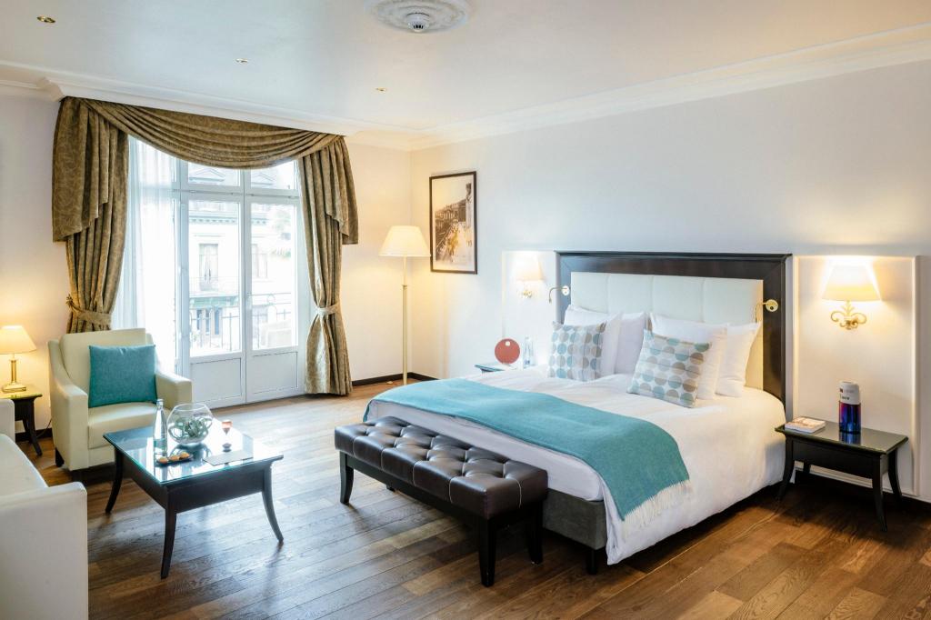 Suite, Queen Bed, Partial Lake View, Balcony