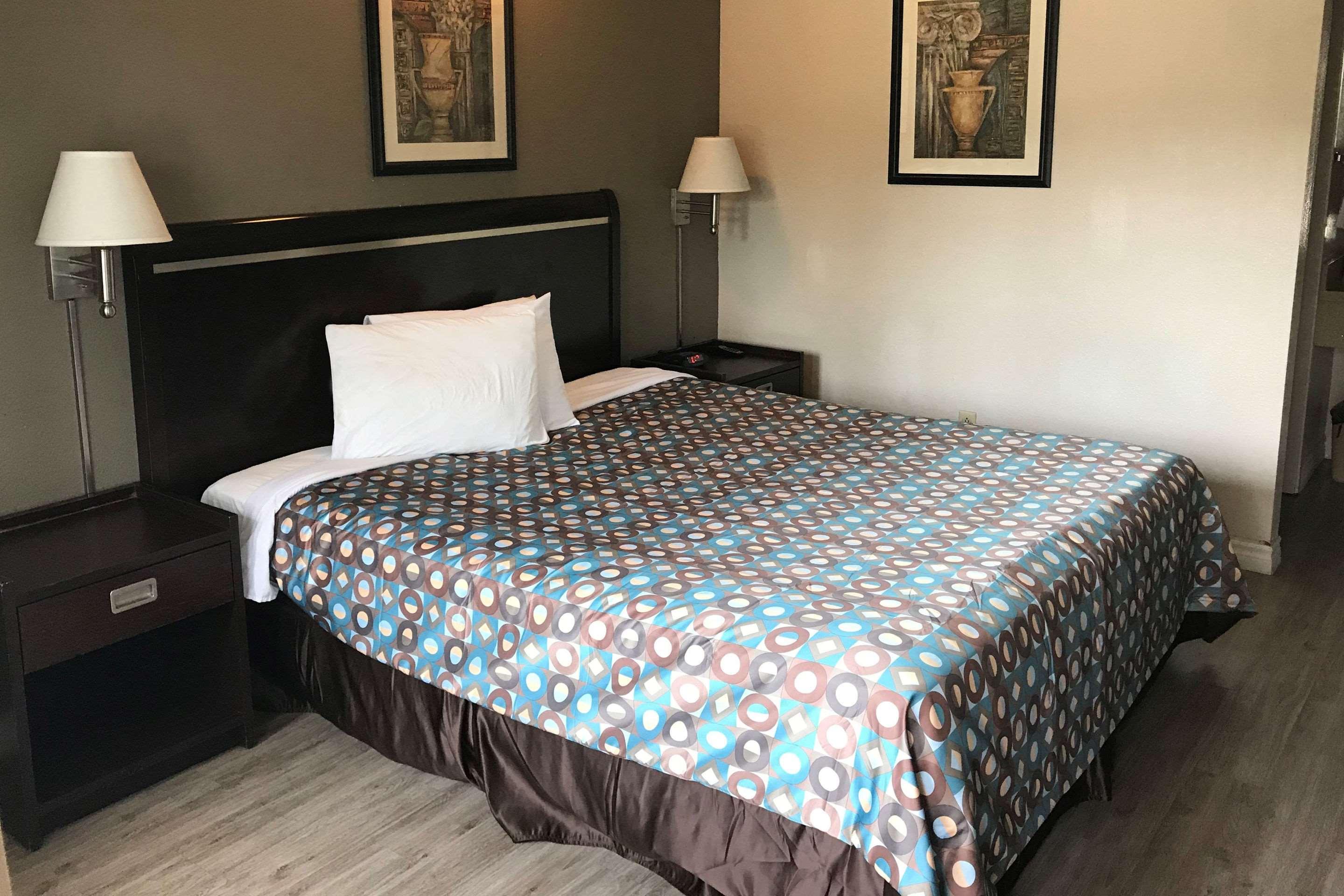 ROOM, KING BED, SMOKING