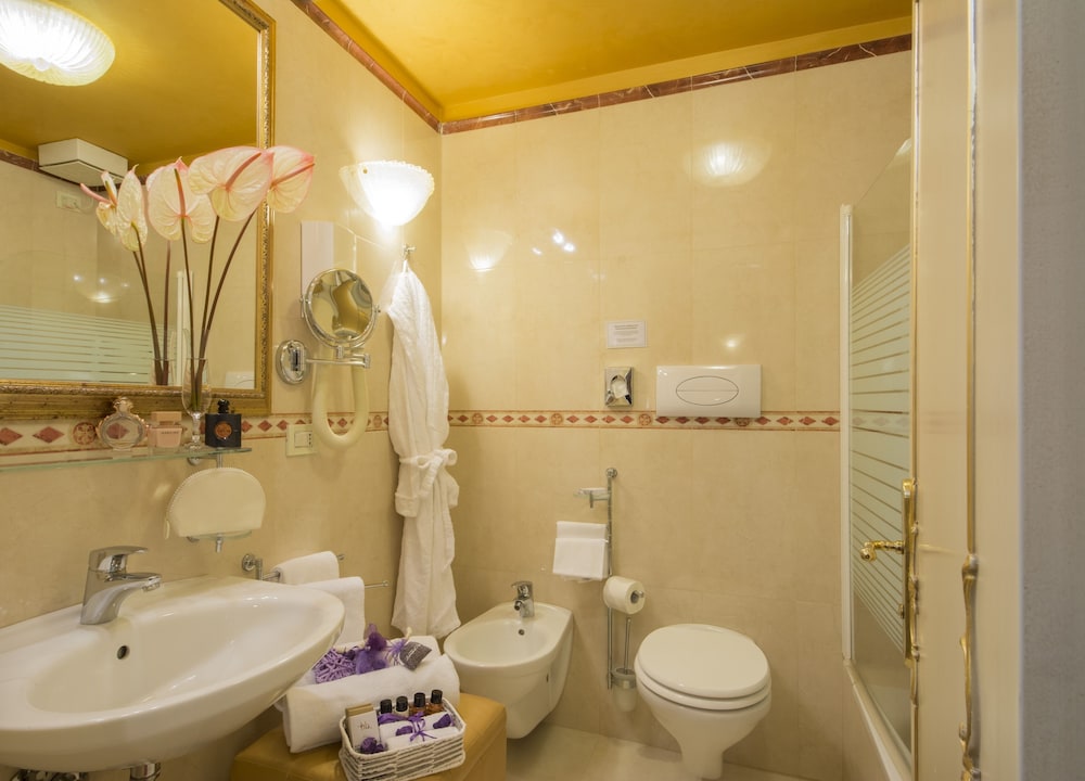 JUNIOR SUITE, QUEEN BED, CANAL VIEW
