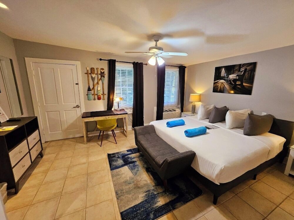 Economy, King Bed, Adult Only