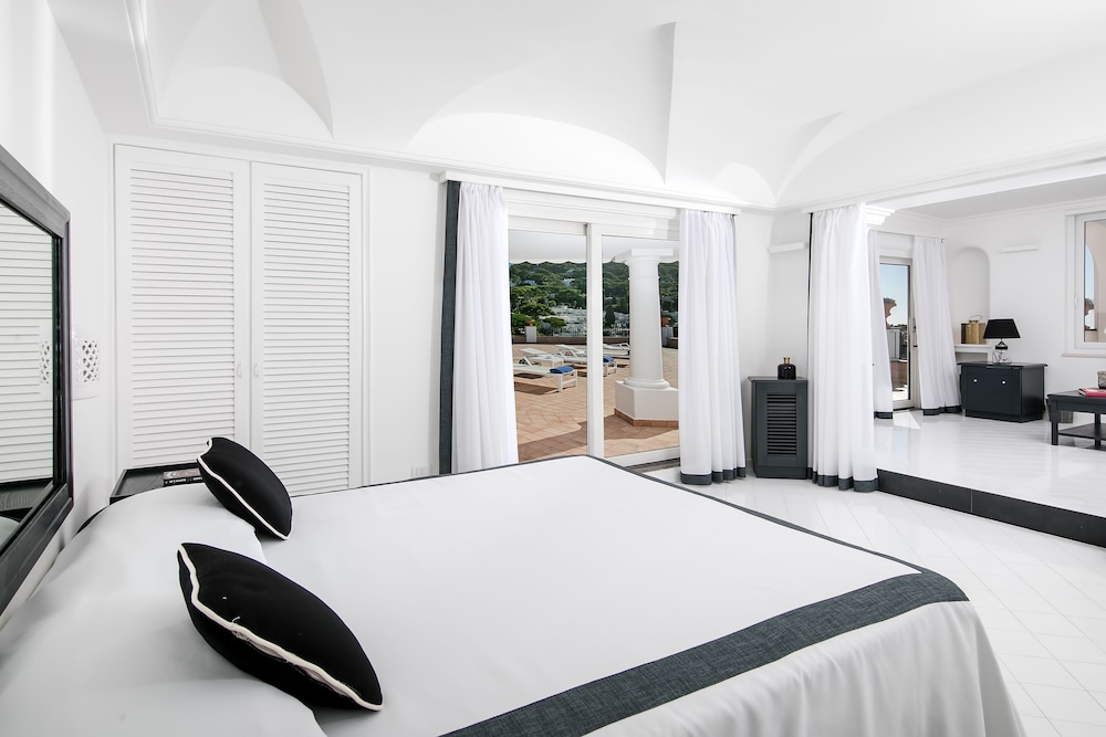 2 BEDROOMS, EXCLUSIVE, SUITE, SEA VIEW
