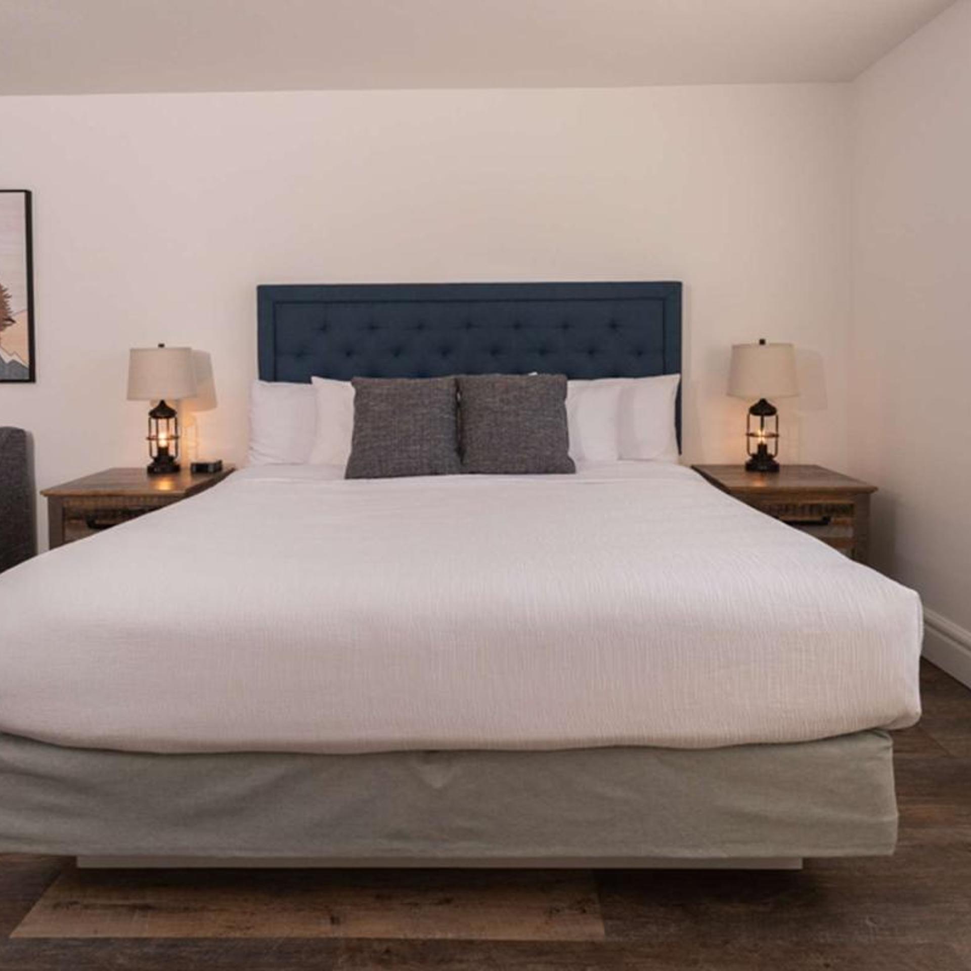 Suite, King Bed, Mountain View, Sofa, Hot Tub