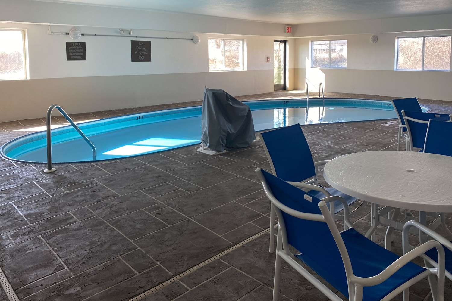 Comfort Suites Peoria I-74 24/35
