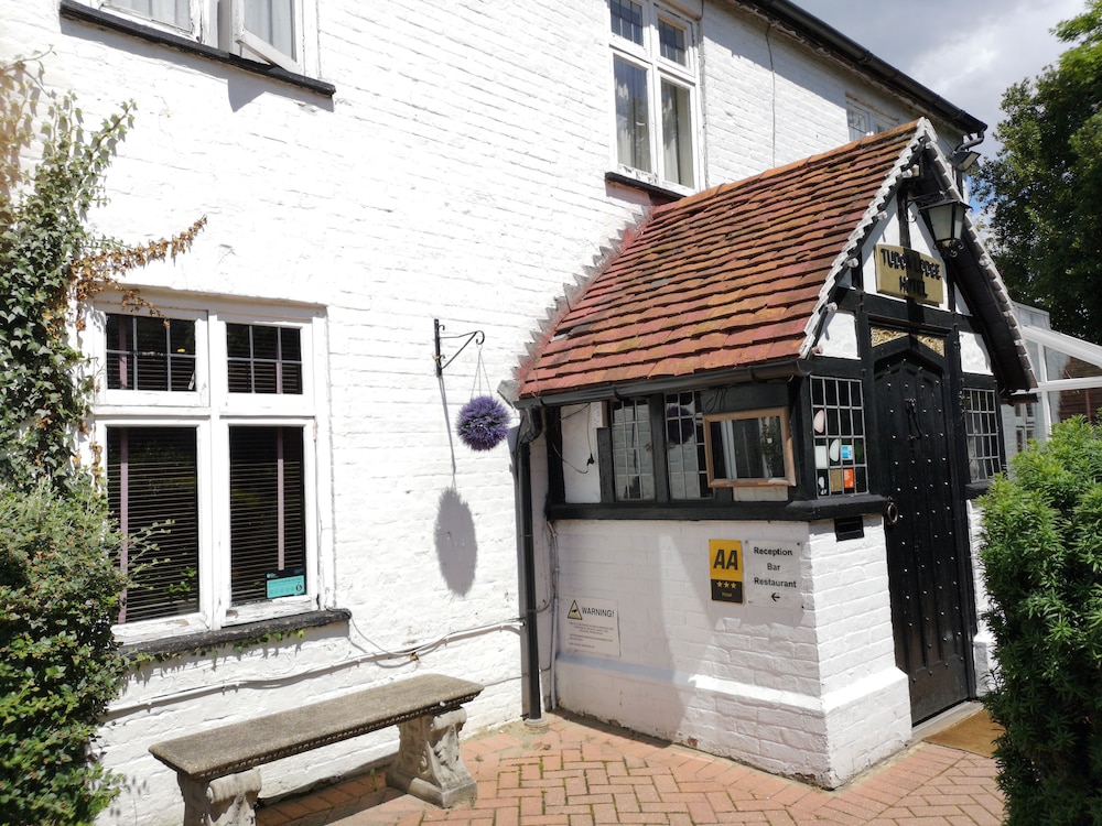 Tudor Lodge Hotel 3/45