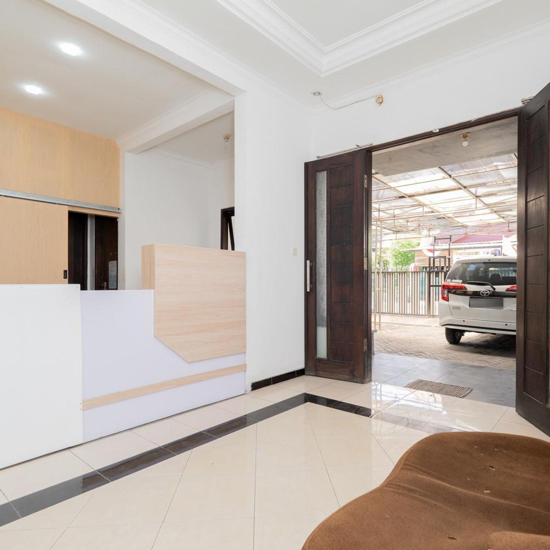 OYO Flagship 90524 Holistay Surabaya New 6/33